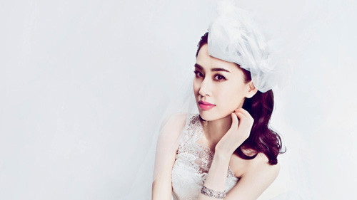 Huỳnh Thánh Y dịu dàng khoác áo tân nương