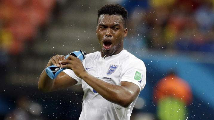 Cầu thủ Anh vật vã với điều kiện khắc nhiệt tại Manaus. Ảnh: AP