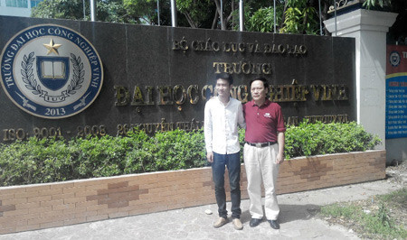 Sinh viên không tham của rơi Nguyễn Hữu Hà cùng Phó hiệu trưởng Lê Ngọc Xuân. Hà là sinh viên năm cuối sắp tốt nghiệp ra trường.