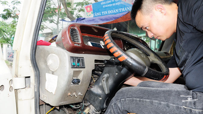 Cán bộ trạm đăng kiểm Giải Phóng kiểm tra trên thiết bị máy tính về các dữ liệu hộp đen.	Ảnh: Minh Đức 