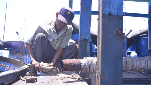 Các công nhân, kỹ sư đóng sửa tàu phải căng sức ngày đêm làm việc để những con tàu kịp vươn khơi.
