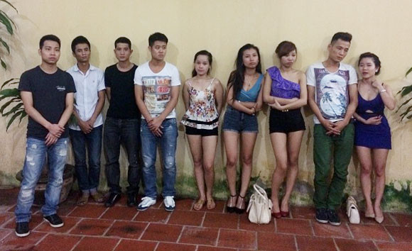 Các đối tượng "bay", lắc và sử dụng ma túy trong quán karaoke