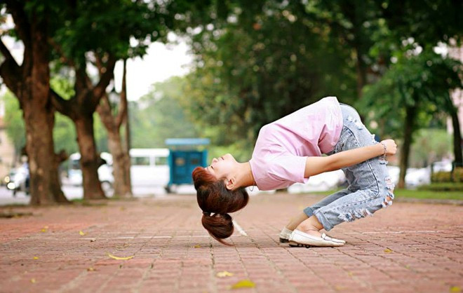 Nguyễn Thị Hằng Nga sinh năm 1992 đến từ Thanh Hoá, nhận được sự quan tâm của cộng đồng mạng nhờ những tấm ảnh ghi lại khả năng bẻ cong cơ thể đến mức khó tin. Nga cho biết, cách đây một năm rưỡi khi đang nghịch ngợm cùng bạn bè, cô thử nẩy ngửa ra sau th
