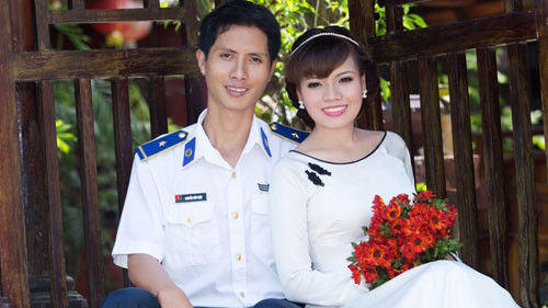 Tấm ảnh cưới được cả hai chụp vội vàng để Hiệu tiếp tục trở lại đơn vị làm nhiệm vụ - Ảnh: Nhân vật cung cấp 