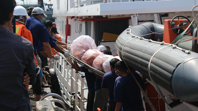 Lực lượng chức năng đưa thi thể các nạn nhân xấu số lên bờ. Ảnh: Thiên Long/CATP