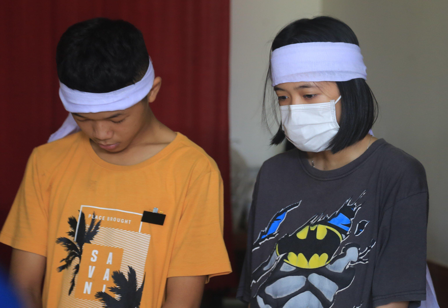 Em Phạm Thị Phương Thảo buồn bã trước nỗi đau mất bố. 