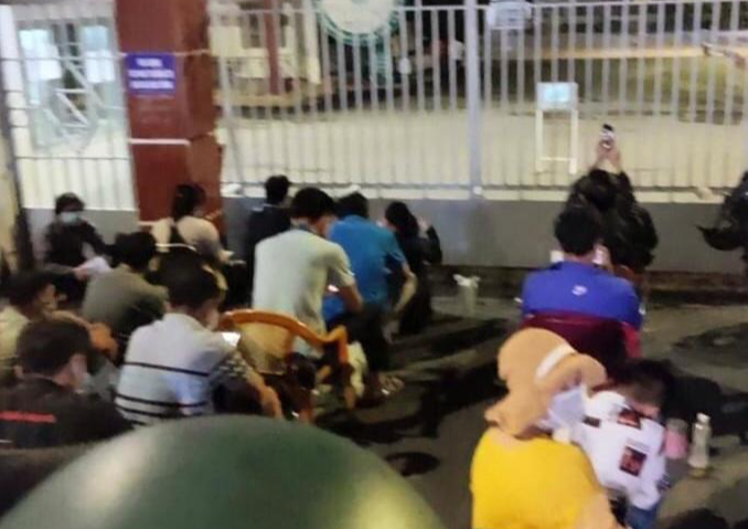  Xuyên đêm 'canh' cổng trường chờ mua hồ sơ cho con vào lớp 1