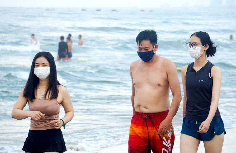 Người Đà Nẵng thỏa thích ra biển sau những ngày cấm tắm