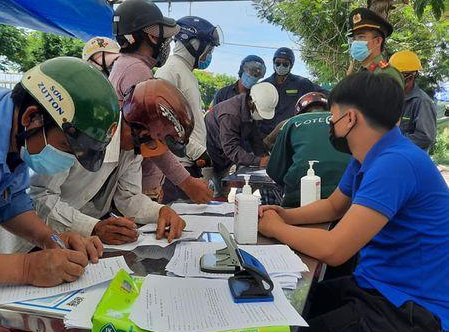 Người dân thực hiện khai báo y tế tại chốt kiểm soát dịch.