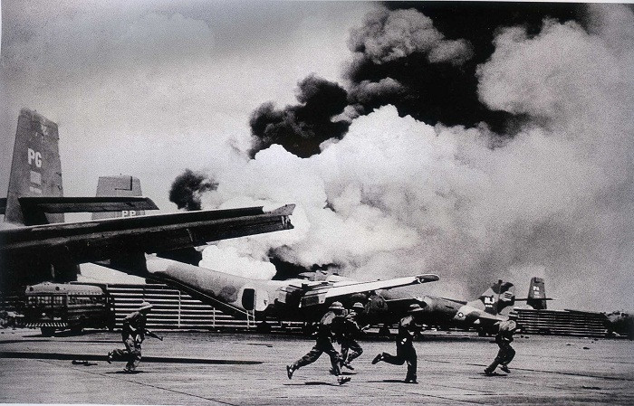 C.C.T Đánh chiếm sân bay Tân Sơn Nhất. Ảnh: Đinh Quang Thành 