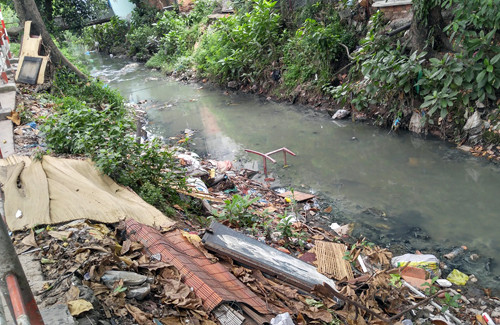 Kênh Hy Vọng là một trong 3 hướng thoát nước của sân bay Tân Sơn Nhất, đang bị lấn chiếm và tắc nghẽn dòng chảy. Ảnh: Hữu Nguyên