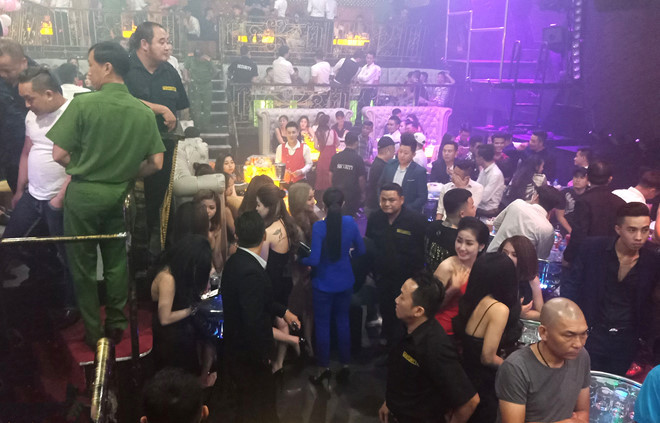 Hiện trường vụ đột kích quán bar ở phố Tây. Ảnh: Zing