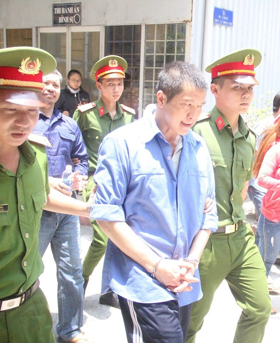 Dẫn giải nguyên cán bộ CSGT Nguyễn Cảnh Chân sau phiên tòa. Ảnh: Tân Châu