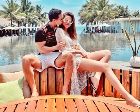 Showbiz 27/4: Kim Lý hôn Hồ Ngọc Hà say đắm trước tin đồn sắp cưới