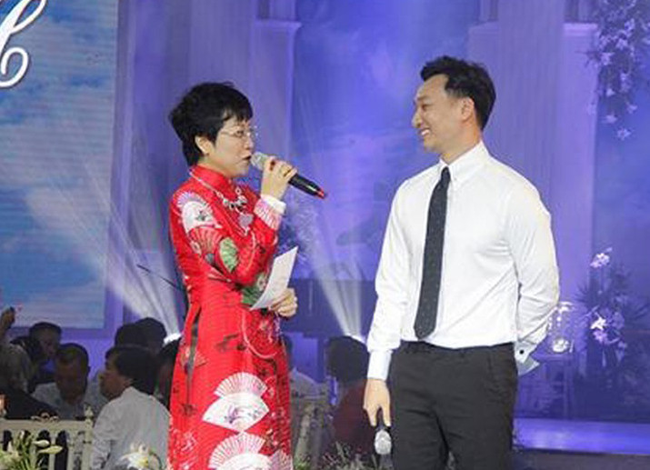 Thảo Vân cảm thấy tổn thương và bị xúc phạm khi bị chê dẫn đám cưới giả dối, thớ lợ. 