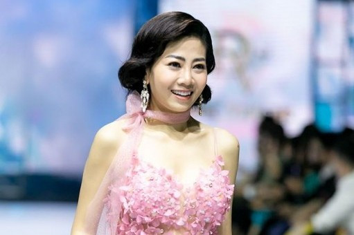 Showbiz 19/4: Mai Phương có dấu hiệu kháng thuốc