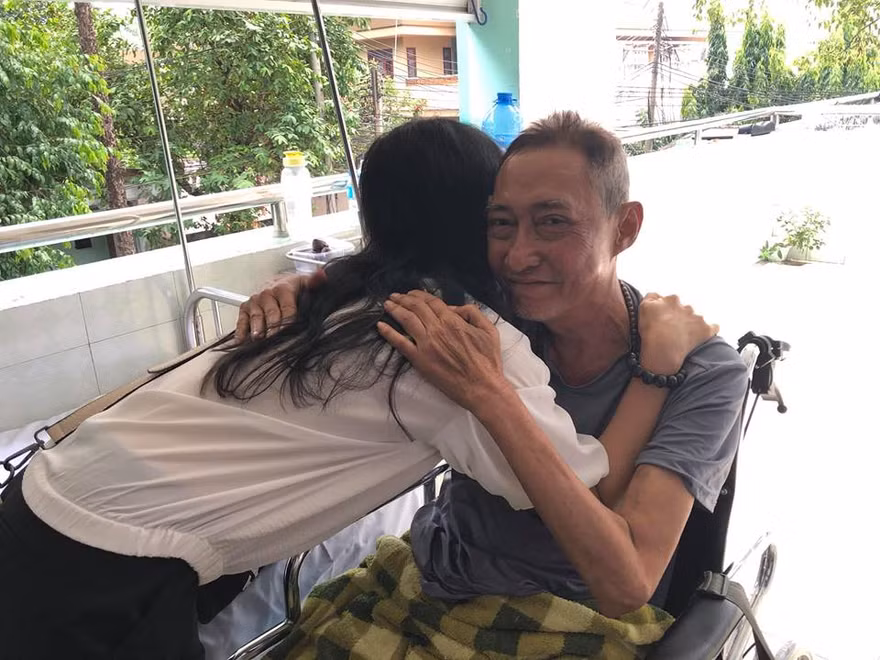Hình ảnh mới nhất của nghệ sĩ Lê Bình tại bệnh viện. 