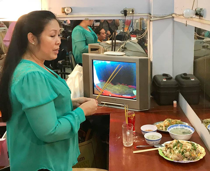 Mâm cơm cúng giản dị mà NSND Hồng Vân chuẩn bị cho Anh Vũ gây xúc động.