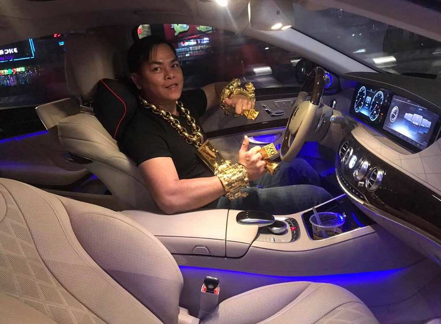 Phúc XO, tức Trần Ngọc Phúc, nổi tiếng trên mạng xã hội là người đeo vàng nhiều nhất Việt Nam.