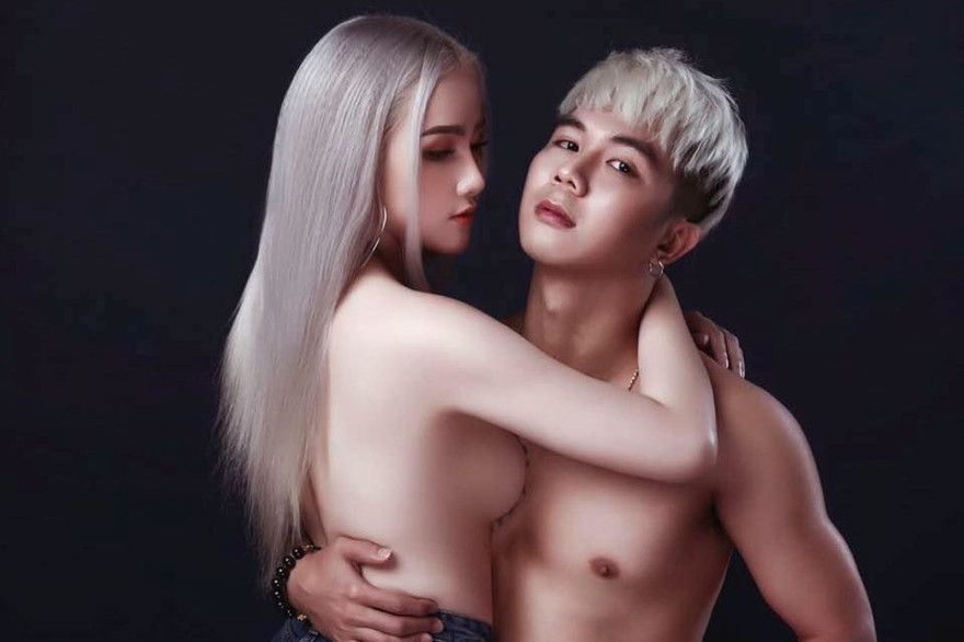 Khánh Đơn và bạn gái kém 8 tuổi- Huỳnh Như. Huỳnh Như sinh năm 1995 và hiện là ca sĩ tự do.