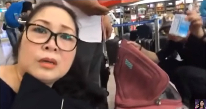 NSND Hồng Vân và ca sĩ Leon Vũ cùng mở vali của nghệ sĩ Anh Vũ. 