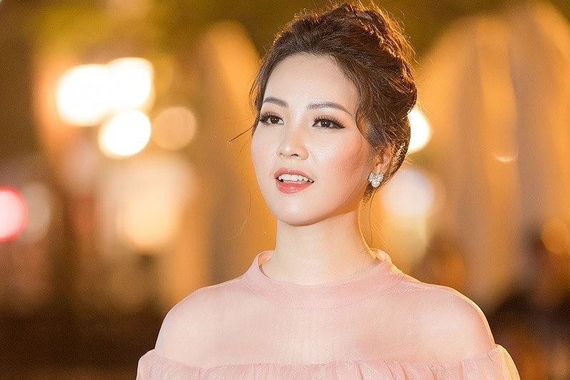 Á hậu Thụy Vân trong chương trình "Giờ trái đất".