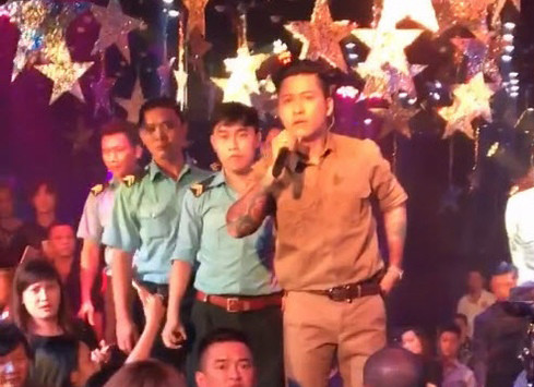 Tuấn Hưng từng nhiều lần xảy ra xô xát khi đi hát tại quán bar.