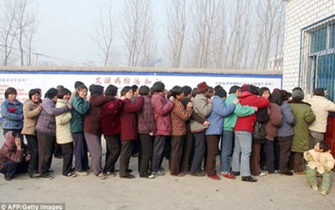 Người làng Wenlou xếp hàng lấy thuốc điều trị HIV.