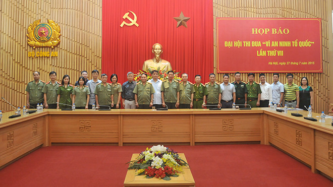 Ban tổ chức Đại hội chụp ảnh cùng các phóng viên sau buổi họp báo