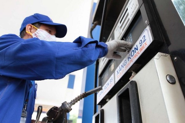 Xăng tiếp tục giảm 670 đồng/lít từ 12h hôm nay