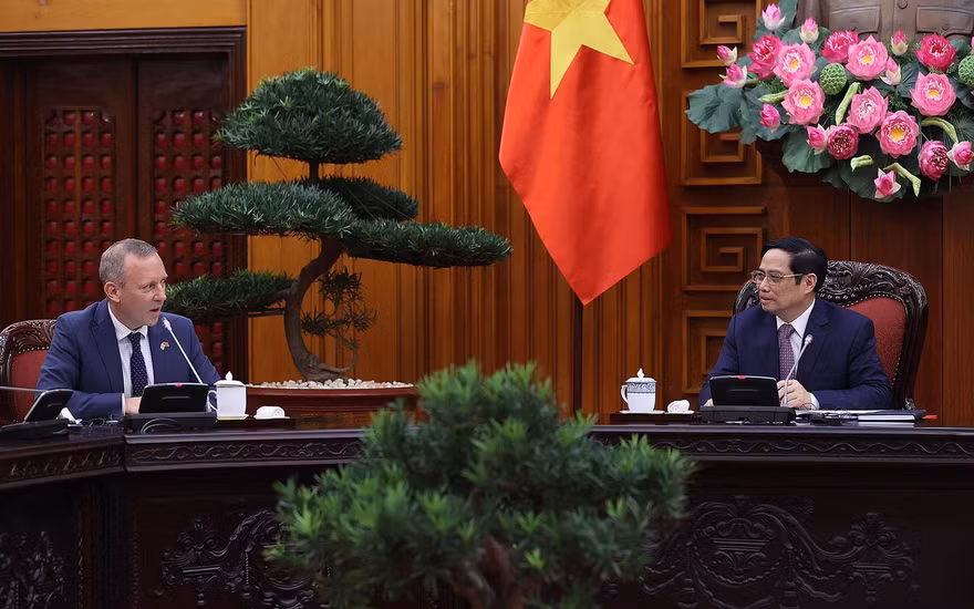 Thủ tướng Phạm Minh Chính tiếp Đại sứ Anh Gareth Ward. (Ảnh: Mofa)