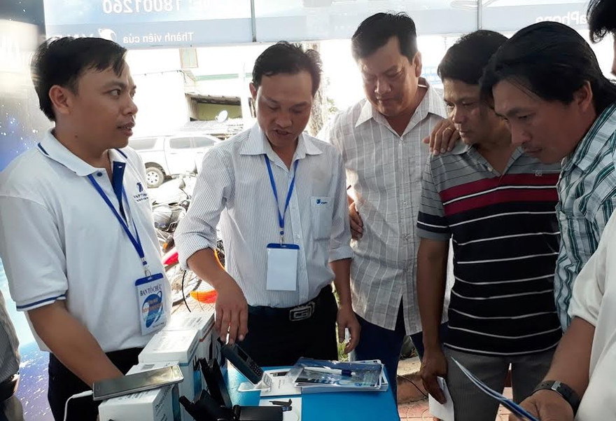 Đông đảo bà con ngư dân tìm hiểu thiết bị di động vệ tinh.