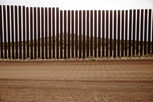 Hàng rào biên giới với Mexico ở thị trấn Columbus. (Ảnh: NYT)