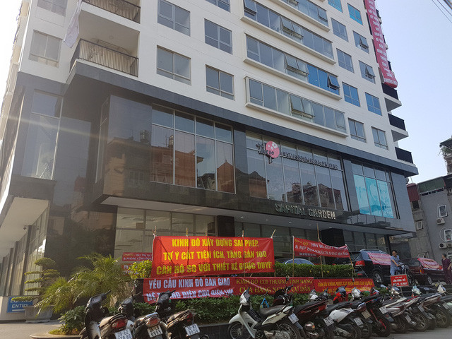 Cư dân tòa nhà Capital Garden căng băng rôn yêu cầu CĐT hoàn thiện PCCC