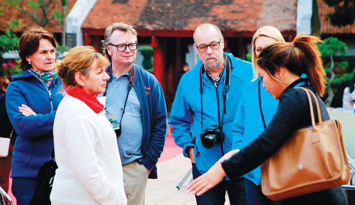 Du khách đến Văn Miếu. Ảnh: Hồng Hạnh