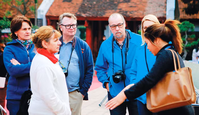 Du khách đến Văn Miếu. Ảnh: Hồng Hạnh