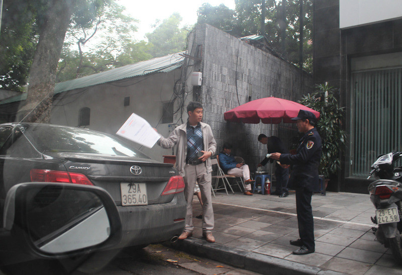 Mỗi ngày mất 300 nghìn gửi xe, nhiều người bỏ cuộc chơi xế hộp