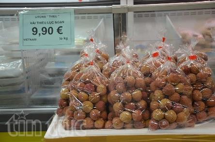 Vải thiều Việt Nam được bày bán tại siêu thị Thanh Bình Jeune.