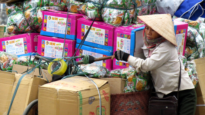 Hàng hóa Trung Quốc theo đường tiểu ngạch tràn vào Việt Nam tạo sức ép cho cán cân thương mại. ảnh:Hồng Vĩnh