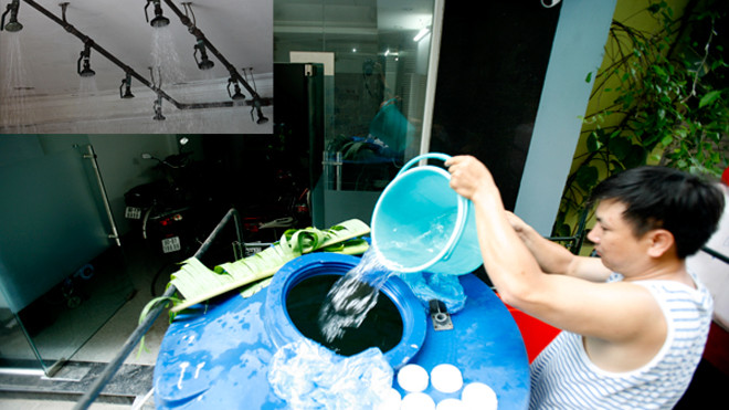 Người dân chắt chiu từng xô nước sạch để đối phó với nắng nóng (ảnh lớn), nước sạch vẫn xả vô tư tại một điểm tắm tráng khi không có khách tắm (ảnh nhỏ) 