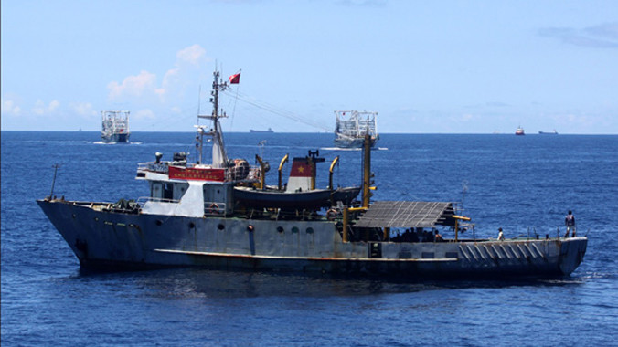 Các tàu Trung Quốc lao ra chèn ép, ngăn cản tàu cá của Việt Nam, không cho hoạt động trên ngư trường truyền thống. Ảnh: Cảnh sát biển Việt Nam