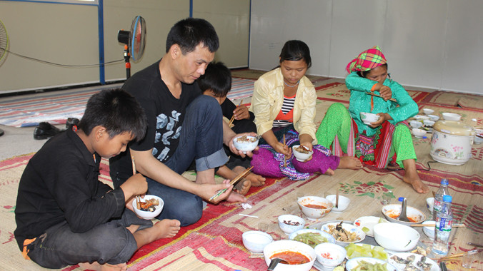 Bữa cơm gia đình đầu tiên của Vừ Già Pó khi trở về 