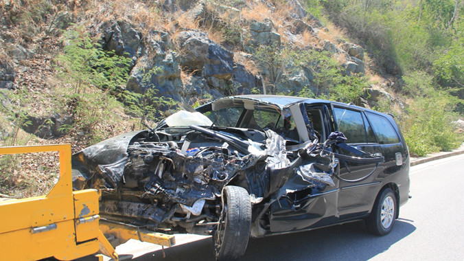 Xe ô tô 7 chỗ bị bẹp dúm.