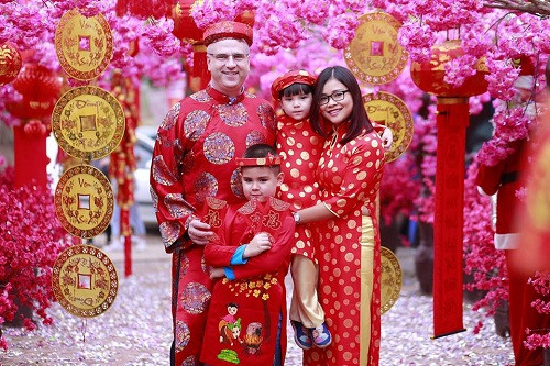 Thầy Patrick hạnh phúc đón Tết cùng gia đình như một người Việt thực thụ. Ảnh: NVCC.