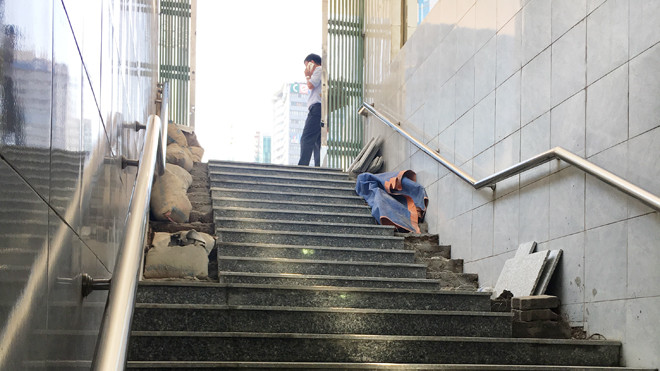 Đá cầu thang hầm đường bộ H4 trên đường Phạm Hùng được thay thế bằng đá granite.