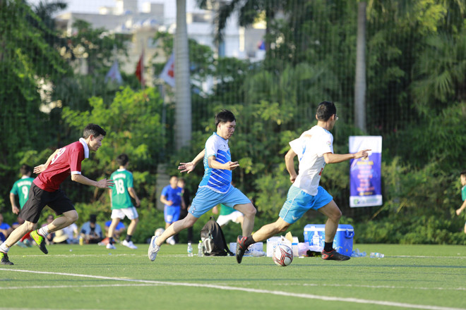 Các cầu thủ Tiền Phong tấn công dũng mãnh