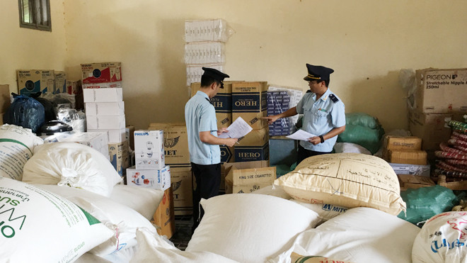 Cán bộ Hải quan kiểm tra hàng hóa vi phạm của các doanh nghiệp. Ảnh minh họa của: Tuấn Nguyễn