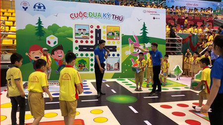 Các em học sinh tìm hiểu kỹ năng tham gia giao thông an toàn thông qua nhiều trò chơi thú vị