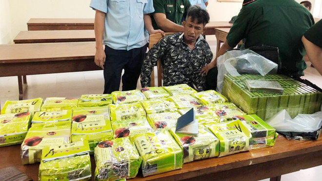 Một trong ba đối tượng cùng tang vật ma túy bị thu giữ