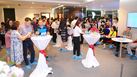 Khách hàng nườm nượp đến xem căn hộ mẫu và đặt cọc tại dự án Gold Tower 275 Nguyễn Trãi